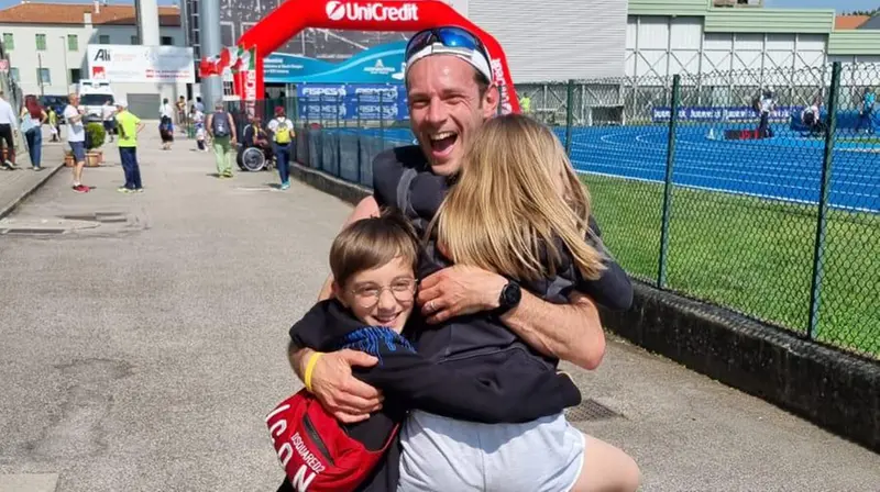 Andrea abbraccia i figli - © www.giornaledibrescia.it