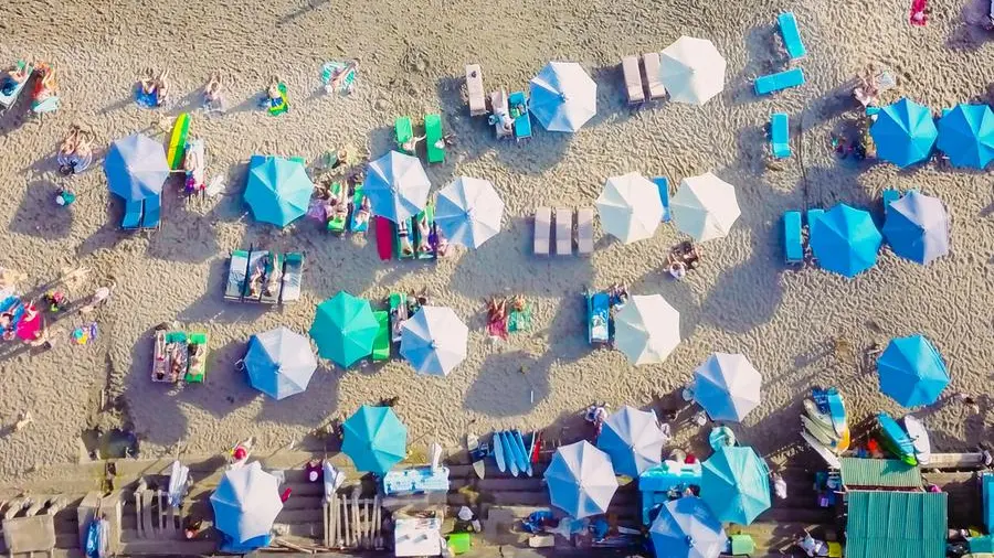 Tutti in coda per andare in vacanza, senza dimenticare lo smartphone