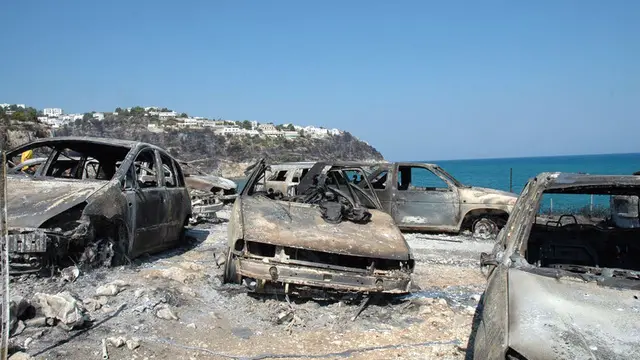 PESCHICI 25 LUGLIO 2007 BAIA SAN NICOLA LE MACCHINE BRUCIATE-FOTO FRANCO CAUTILLO