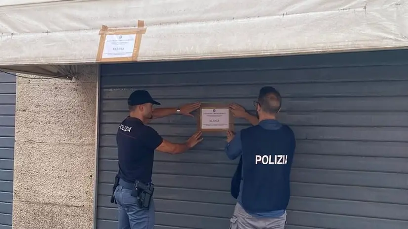 Gli agenti della polizia mettono i sigilli al bar Celebrity di via Folonari