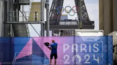 Il logo dei Giochi olimpici di Parigi con la Torre Eiffel sullo sfondo - Foto Ansa © www.giornaledibrescia.it