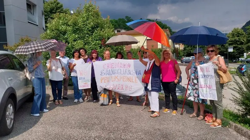 La manifestazione pacifica all'esterno della sede della Comunità montana - © www.giornaledibrescia.it