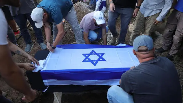 epa10950832 Relatives adjust the coffin at the grave of Yosef Vahab, resident of Kibbutz Nir Oz who was killed by Hamas militants in the 07 October attack, during his funeral in Kibbutz Beit Guvrin, Israel, 31 October 2023. More than 8,000 Palestinians and at least 1,400 Israelis have been killed, according to the Israel Defense Forces (IDF) and the Palestinian health authority, since Hamas militants launched an attack against Israel from the Gaza Strip on 07 October, and the Israeli operations in Gaza and the West Bank which followed it. EPA/ABIR SULTAN