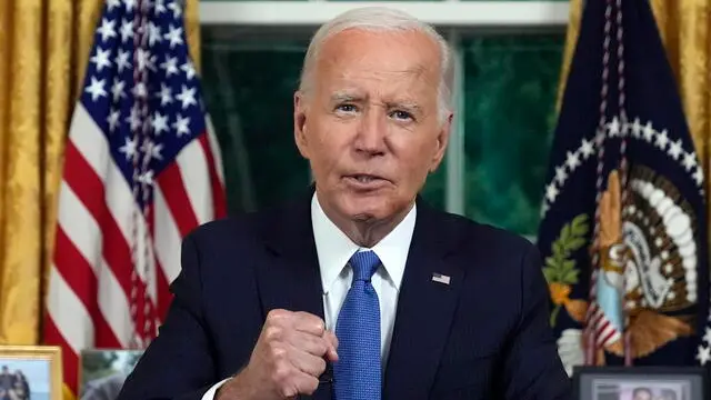 epa11495009 US President Joe Biden addresses the nation from the Oval Office of the White House in Washington, DC, USA,, 24 July 2024. Biden spoke about his decision to drop out of the 2024 presidential race. EPA/EVAN VUCCI / POOL