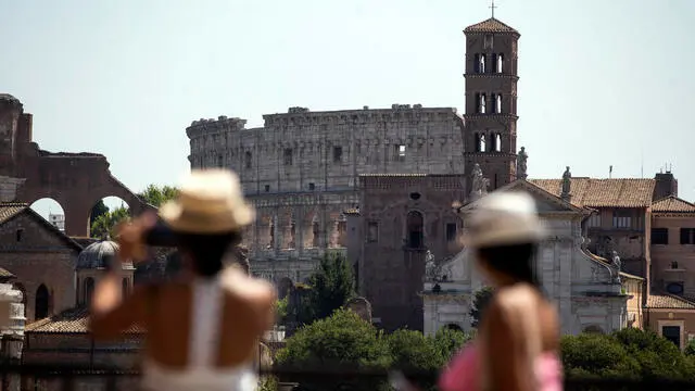 Turisti visitano il Parco archeologico del Colosseo e Fori Imperiali, Roma, 16 agosto 2023. ANSA/ANGELO CARCONI