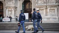 Controlli di Polizia prima della foto di famiglia dei ministri dei trasporti al G7 dei trasporti in piazza del Duomo, Milano 12 Aprile 2024 ANSA/MATTEO CORNER