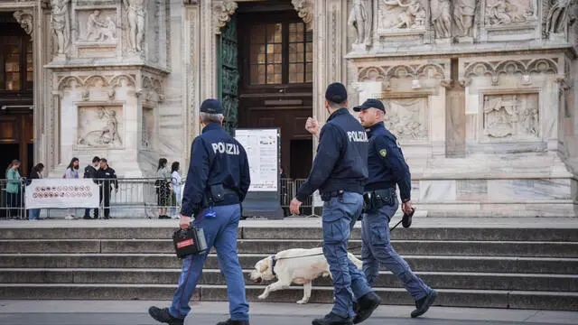 Controlli di Polizia prima della foto di famiglia dei ministri dei trasporti al G7 dei trasporti in piazza del Duomo, Milano 12 Aprile 2024 ANSA/MATTEO CORNER