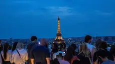 epa11494949 The Eiffel Tower with the Olympic rings is pictured from the Arc de Triomphe prior to the Paris 2024 Olympic Games, in Paris, France, 24 July 2024. The opening ceremony of the Paris 2024 Olympic Games will begin on 26 July with a nautical parade on the Seine river and end on the protocol stage in front of the Eiffel Tower. EPA/MARTIN DIVISEK