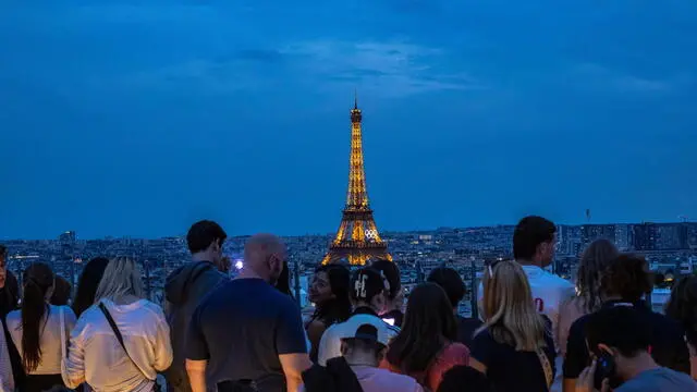 epa11494949 The Eiffel Tower with the Olympic rings is pictured from the Arc de Triomphe prior to the Paris 2024 Olympic Games, in Paris, France, 24 July 2024. The opening ceremony of the Paris 2024 Olympic Games will begin on 26 July with a nautical parade on the Seine river and end on the protocol stage in front of the Eiffel Tower. EPA/MARTIN DIVISEK