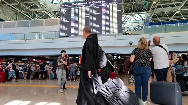 Turisti all'aeroporto Fiumicino di Roma, 22 giugno 2024. La media giornaliera di giugno e' di oltre 150 mila viaggiatori. Ansa/Telenews