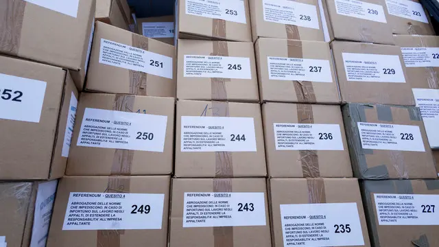 Delegazione della CGIL, guidata dal segretario generale Maurizio Landini consegna in Corte di Cassazione le firme per i quattro quesiti referendari, promossi dalla confederazione per un lavoro tutelato, sicuro, dignitoso e stabile. Roma, 19 luglio 2024 ANSA/MASSIMO PERCOSSI