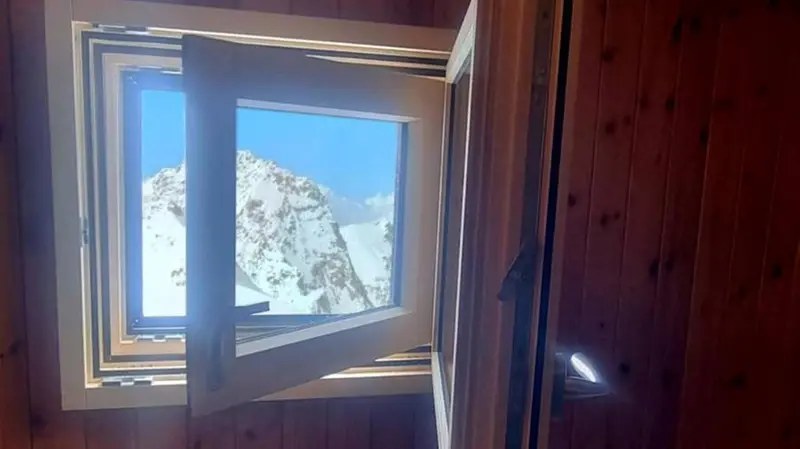 Una delle nuove finestre del rifugio - © www.giornaledibrescia.it
