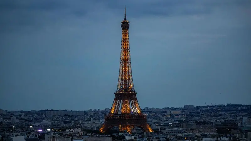 La Torre Eiffel con i cerchi olimpici - Foto Ansa © www.giornaledibrescia.it
