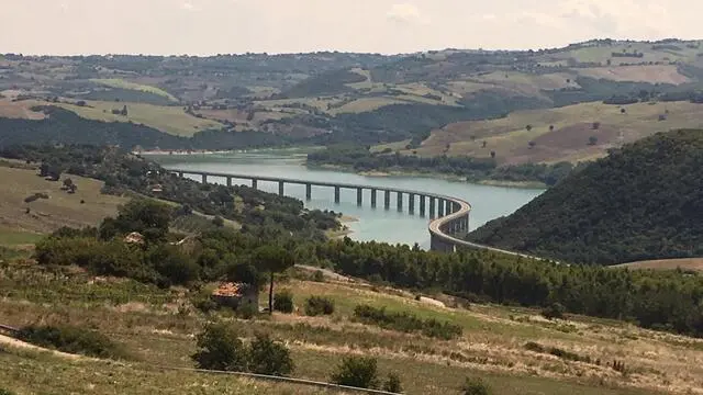 Un'immagine del tratto della statale 647 Bifernina, in particolare il viadotto sull'invaso artificiale della diga del Liscione nella zona di Guardialfiera (Campobasso) che è stato chiuso nella notte per consentire verifiche strutturali sul ponte, lungo circa 4,5 km, 17 agosto 2018. I collegamenti da Campobasso a Termoli sono possibili attraverso la Ss 87. Verifiche sono in corso su alcuni impalcati del viadotto che avrebbero mostrato leggere anomalie dopo le scosse di terremoto di ieri sera di magnitudo 5.1 e 4.5. ANSA/NICOLA LANESE