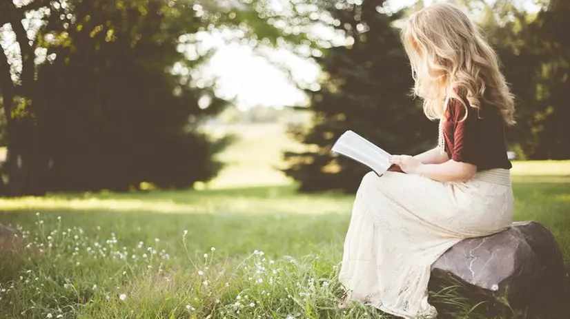 Una donna impegnata nella lettura di un libro