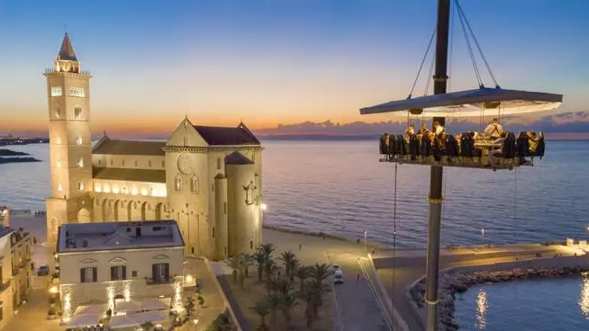 Al Castello Malvezzi una cena sospesa tra terra e cielo con «Dinner in the Sky»