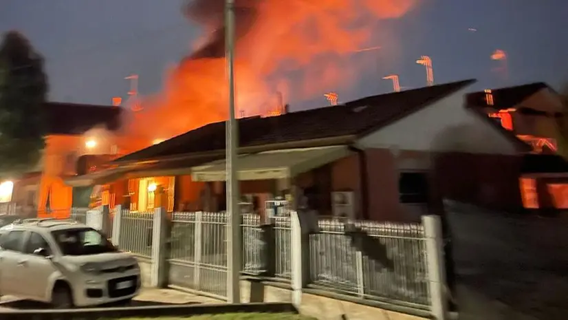 Le fiamme che hanno danneggiato l'abitazione al villaggio Badia © www.giornaledibrescia.it
