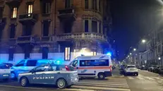 Ambulanze e polizia in via Vitruvio a Milano di notte