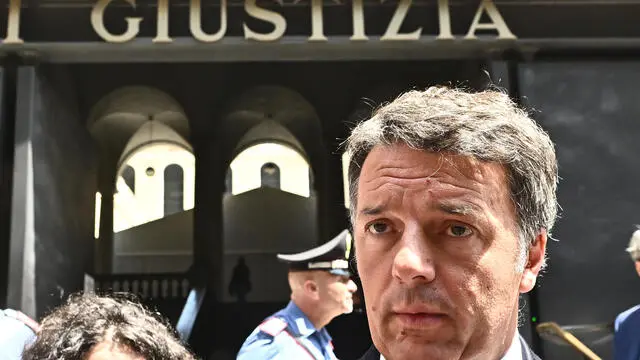 Matteo Renzi all'uscita del palazzo di Giustizia di Genova, dopo aver assistito all'udienza per la fondazione Open. Genova, 25 maggio 2022. ANSA/LUCA ZENNARO