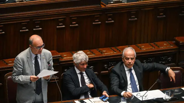 Da sin: i ministri Giuseppe Valditara, Andrea Abodi e Matteo Piantedosi, durante il question time in Aula della Camera, Roma 3 luglio 2024. ANSA/ALESSANDRO DI MEO