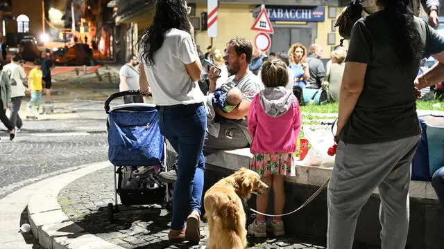 Gente in strada a Pozzuoli dopo le scosse di terremoto, Napoli, 20 maggio 2024. È stata di magnitudo 4.4 la scossa avvenuta alle ore 20.10 con epicentro ai Campi Flegrei. Lo si apprende dall'Istituto nazionale di geofisica e vulcanologia, secondo cui la profondità del terremoto è stata di tre chilometri. ///// People in the street in Pozzuoli after the earthquake shocks, near Naples, southern Italy, 20 May 2024. The shock that occurred at 8.10 pm with its epicenter at the Campi Flegrei was of magnitude 4.4. We learn this from the National Institute of Geophysics and Volcanology, according to which the depth of the earthquake was three kilometers. ANSA/CIRO FUSCO