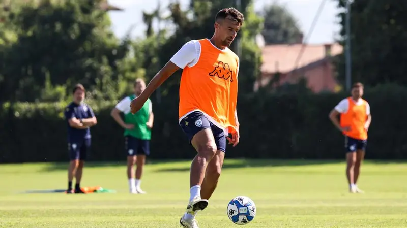 Adorni in azione nel ritiro del Brescia a Torbole - Foto New Reporter Comincini © www.giornaledibrescia.it