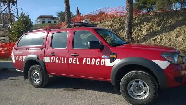 ANCONA - Un mezzo dei vigili del fuoco.