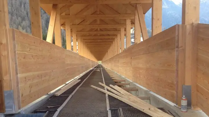 Uno degli interventi dell'artigiano, considerato un artista del legno - © www.giornaledibrescia.it