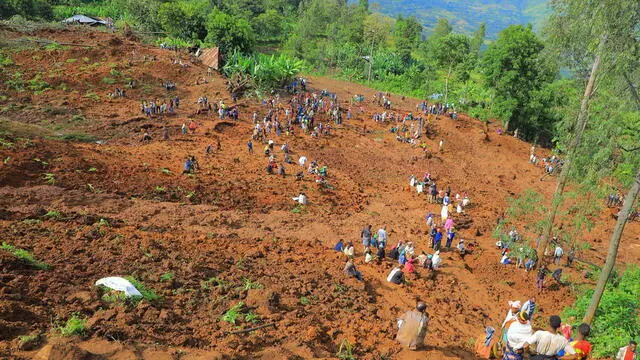 epa11494084 Relatives of the victims of a landslide gather on the accident site in the Kencho Sacha Gozdi district, Gofa Zone, southern Ethiopia, 24 July 2024. The number of victims reached at least 229, comprising 148 men and 81 women, after a landslide caused by heavy rains hit Ethiopia's Gofa Zone on 22 July, according to local officials. EPA/STRINGER -- BEST QUALITY AVAILABLE
