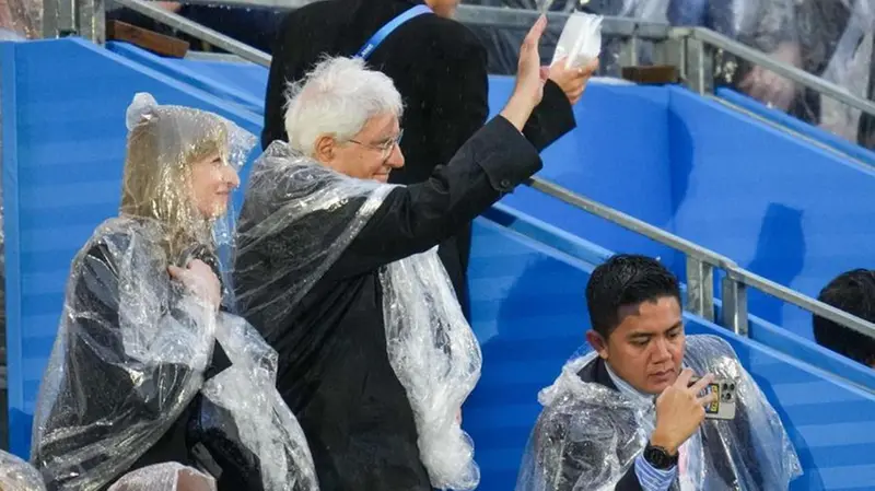 Mattarella nella tribuna autorità allestita al Trocadéro - Foto Ansa © www.giornaledibrescia.it