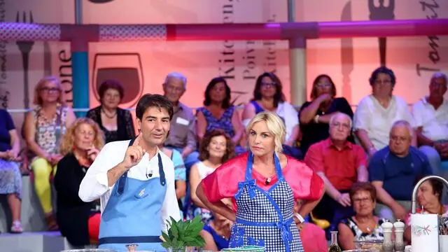 La presentatrice Antonella Clerici con Sergio Barzetti durante il photocall del programma Rai "La prova del cuoco" nel nuovo Studio 2 di Cinecittà a Roma, 01 settembre 2015. ANSA/FABIO CAMPANA