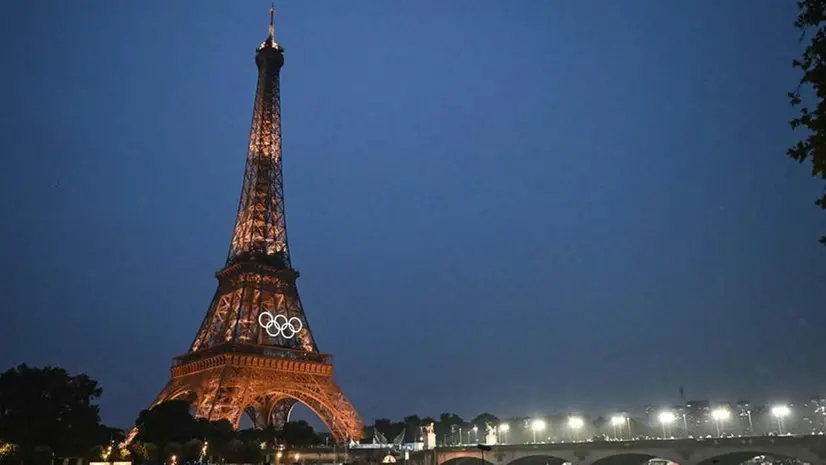La Torre Eiffel con i cinque cerchi olimpici - Foto Paul Ellis/Afp © www.giornaledibrescia.it