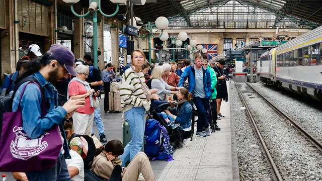 epa11496925 Stranded passengers wait inside Gare du Nord station in Paris, France, 26 July 2024. France's high speed rail network TGV was severely disrupted on 26 July following a 'massive attack', according to train operator SNCF, just hours before the opening ceremony of the Paris 2024 Olympic games. French Transport Minister Patrice Vergriete condemned 'these criminal actions' saying that they would 'seriously disrupt traffic' until this weekend. Around 800,000 passengers are expected to be affected over the weekend. EPA/RITCHIE B. TONGO