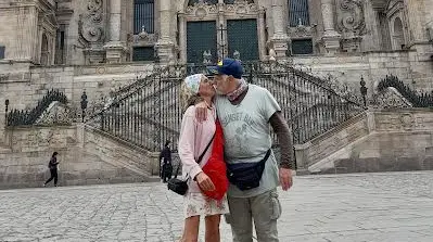 Valter Pezzoli con la moglie Maddalena davanti alla cattedrale di Santiago al termine del cammino