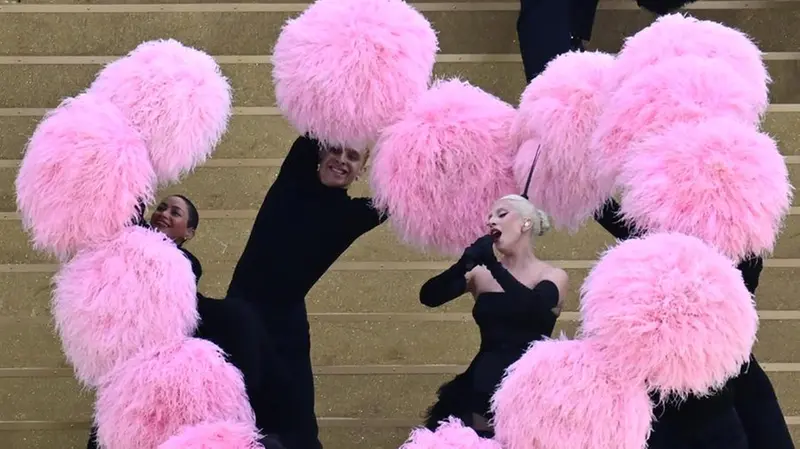 Lady Gaga, Aya Nakamura e Cèline Dion hanno partecipato alla cerimonia di apertura dei Giochi Olimpici