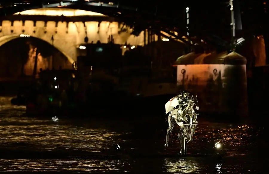 Olimpiadi Parigi 2024, le foto più belle della cerimonia di apertura