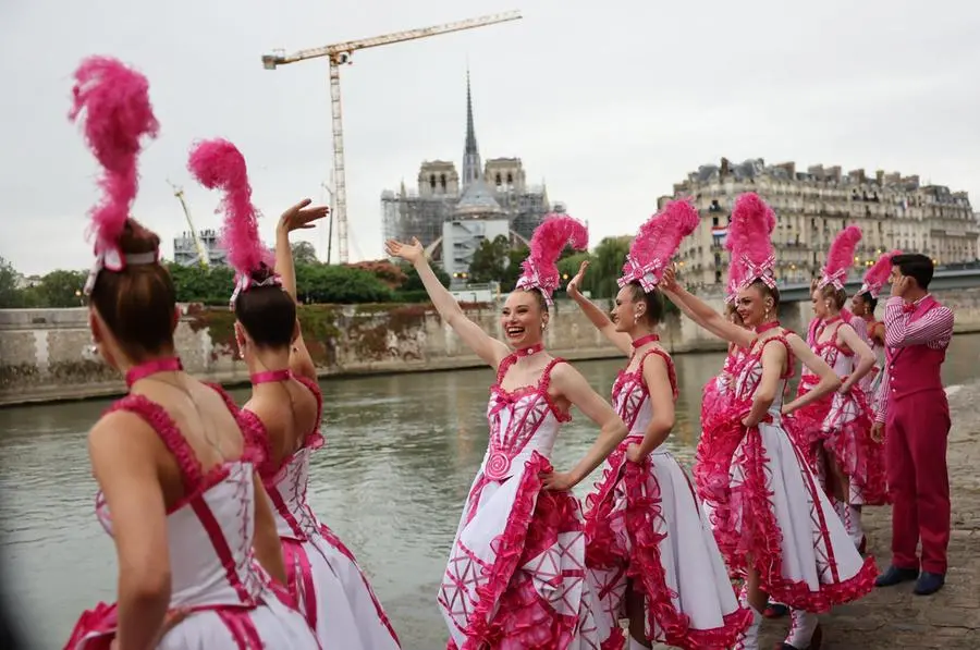 Olimpiadi Parigi 2024, le foto più belle della cerimonia di apertura