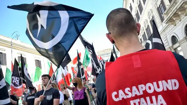 Un momento della manifestazione statica organizzata da Casapound in piazza Santi Apostoli a Roma, 29 maggio 2021. ANSA/CLAUDIO PERI