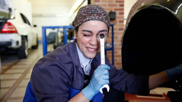 Una lavoratrice in officina (foto simbolica)