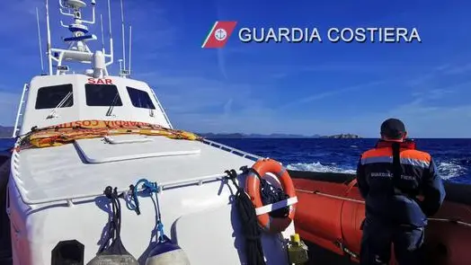 Sono riprese questa mattina, alle prime luci dell'alba, le ricrche dei due sub dispersi da ieri sera a largo di Villasimius, sulla costa sud orientale della Sardegna, 06 maggio 2024, Si tratta di due uomini, sommozzatori esperti, uno di Cagliari e uno di Villasimius. Sul posto stanno operando un elicottero e una motovedetta della Capitaneria di Porto di Cagliari e un mezzo dei Vigili del Fuoco, che invierà anche un suo elicottero e due rov, robot subacquei di profondità comandati dalla superficie, per scandagliare il fondale: uno arriverà da Alghero, l'altro dalla penisola. I due sub si erano immersi a una profondità di oltre ottanta metri per piazzare delle boe vicino al relitto della San Marco il piroscafo affondato nel 1941 vicino all'isola di Serpentara. ANSA/ UFFICIO STAMPA +++ ATTENZIONE LA FOTO NON PUO' ESSERE PUBBLICATA O RIPRODOTTA SENZA L'AUTORIZZAZIONE DELLA FONTE DI ORIGINE CUI SI RINVIA+++ NPK +++