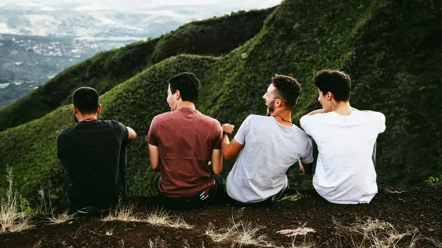 Ragazzi che ridono conversando - Foto Unsplash © www.giornaledibrescia.it