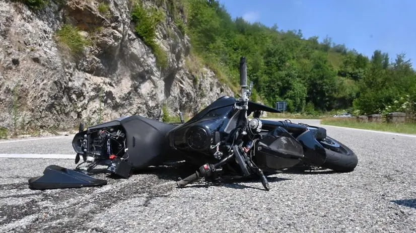 Una delle due moto coinvolte nell'incidente ieri a Vallio Terme sulle Coste - Foto Gabriele Strada Neg © www.giornaledibrescia.it