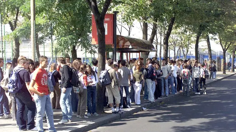 Ragazzi all'uscita di scuola in attesa di un autobus - © www.giornaledibrescia.it