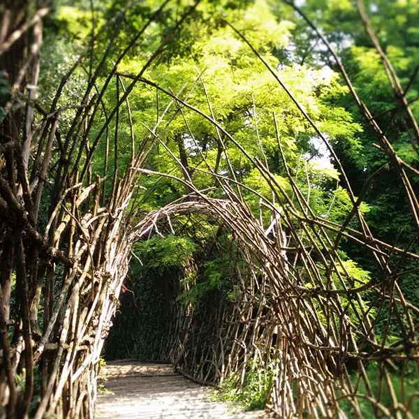 Il Ponte di San Vigilio, opera d’arte naturale in rami di castagno di Giuliano Mauri