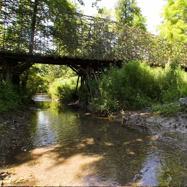 Il Ponte di San Vigilio, opera d’arte naturale in rami di castagno di Giuliano Mauri