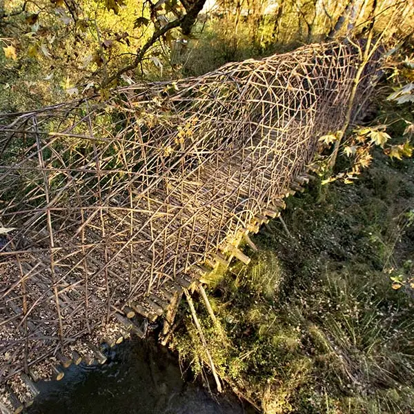 Il Ponte di San Vigilio, opera d’arte naturale in rami di castagno di Giuliano Mauri