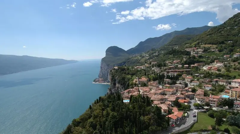 Caratteristiche. A Tremosine nel 2013 venne aggiunto «sul Garda»
 Nella Bassa. San Paolo si chiamò Pedergnaga Oriano fino al 1964
