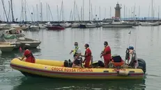 Il gommone della Croce Rossa in azione sul Garda (foto d'archivio)