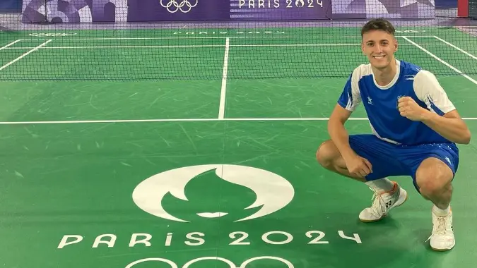 Giovanni Toti sul campo di badminton di Parigi 2024 - Foto da Instagram