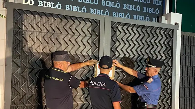 Le forze dell'ordine mettono i sigilli al Biblò di Lonato